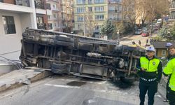 Devrilen kamyonet güvenlik kamerasına yansıdı