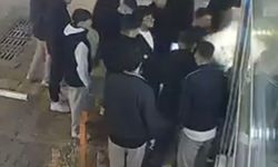 Konuşuyormuş gibi yapıp aniden yumruk attı, ortalık meydan muharebesini aratmadı