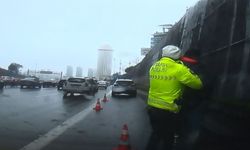 Trafikte boğanıza şeker kaçan vatandaşı, polisin Heimlich manevrası ile hayata döndürdü