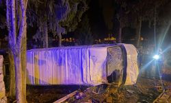 Minibüs mezarlığa uçtu: 3 yaralı