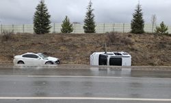 Otomobille hafif ticari aracın çarpıştığı kazada 6 kişi yaralandı