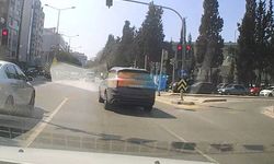 İzmir'de kural tanımaz sürücü araç kamerasına yansıdı