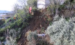 Toprak kayması sonucu evi yıkılan genç 10 dakikayla kurtuldu