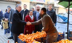 Semih Balaban ve İl Başkanı Özalper Muradiye pazarında esnafla buluştu