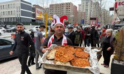 Lahmacun ustası "Maçı kazanırsak bin lahmacun dağıtacağım" dedi, sözünü tuttu