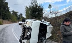 Yağmur sonrası kayganlaşan yolda pikap yan yattı