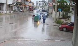 Çöpe atılacak batarya işletmecinin elinde alev aldı