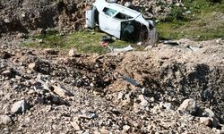 Emniyet şeridindeki kamyonete çarpan otomobil boş araziye uçtu: 4 yaralı