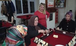 Evde sıkılan kadınlar kıraathaneye gelip masa oyunlarıyla stres atıyor
