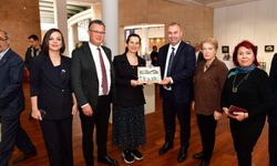 Hem ablasını hem umut sergisini yalnız bırakmadı