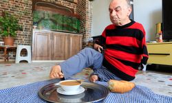 Onu görenler azmine hayran kalıyor: Ayaklarıyla tıraş oluyor, yemek yiyor, para üstü veriyor