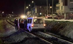 Yolu karıştırıp tren raylarına giren sürücünün tehlikeli anları