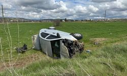 Otomobil tarlaya devrildi: 4 kişi yaralandı