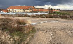 Aydınlatma direği yol ortasına devrildi, faciadan dönüldü