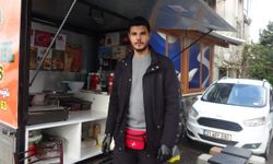 Depremde işini ve evini kaybeden genç, 1 buçuk metrekarelik seyyar tezgahında ekmek parasını kazanıyor