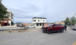 Direksiyon hakimiyetini kaybetti, 2 ağaç ve elektrik direğini yerinden söktü