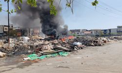 İzmir'de sanayi atıklarının döküldüğü alanda yangın çıktı