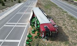 Patates yüklü tır devrildiği kazada 3 kişi yaralandı