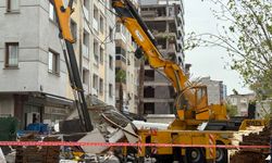 İzmir’de inşaat kulübesinin üzerine vinç düştü: 3 işçi yaralandı