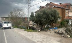 Uşak’ta otomobil evin bahçe duvarına çarptı: 1 ölü, 1 yaralı