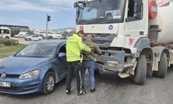Kaza yapan aracın sürücüsünü polis camdan kurtardı