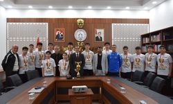 Şampiyonlar kazandıkları kupayı, Kaymakam Güldoğan’a götürdü
