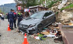 Otomobil tezgahın üzerine uçtu: 1 yaralı