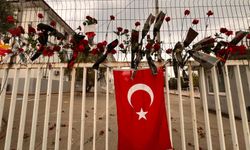 Saldırının yaşandığı okul önündeki yazılar ve görseller görenleri duygulandırıyor