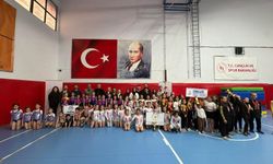 Minik jimnastikçilerden 23 Nisan için Alaşehir'de yarıştı