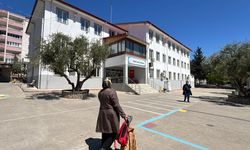 Kahramanmaraş’taki saldırının ardından veliler öğrencilerin eşyalarını okuldan almaya başladı