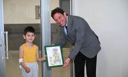 Manisa Büyükşehir Belediyesinden minik hastalara 23 Nisan morali