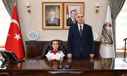 Manisa'da Valilik makamı minik Mehlika'ya emanet