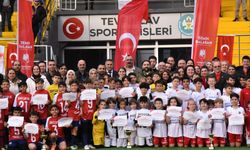 Yunusemre’de 23 Nisan coşkusu yeşil sahada yaşandı