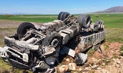 Kontrolden çıkan kamyon devrildi, sürücüsü yaralandı