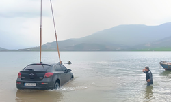 El Frenini çekmeyi unuttu göle düştü