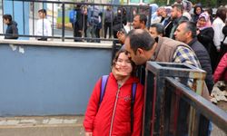 Saldırının gerçekleştiği okulun velileri çocuklarını öperek okula yolladı