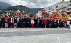 CHP Manisa Atatürk anıtına çelenk sundu