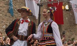 12 farklı ülke birbirinden renkli kıyafetlerle podyumda