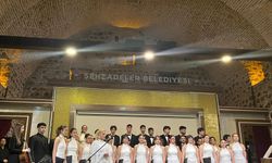 Manisa Güzel Sanatlar Lisesi korosu dinleyicileri mest etti