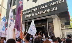 İzmir'de maaşını alamayan memurlar CHP İl Binasına dayandı