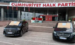 Kılıçdaroğlu iki aracı satışa çıkardı: Genel Merkez binası önüne çekilen araçların üzerine “haram” yazıldı