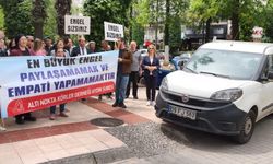 Hatalı parka sloganlı uyarı: "Hey şoför baksana, ne işi var bu arabanın kaldırımda"