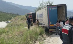 İzmir’de devrilen tırın altında kalan sürücü hayatını kaybetti