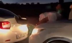 Araç çekmenin böylesi: Halat bulamayınca iki aracın arasına insan koydular
