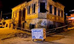 Manisa'da gece vakti çatısı çöken tarihi bina paniğe neden oldu