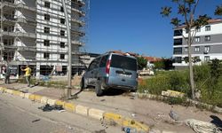 Park halindeki araca çarpan otomobil kazaya neden oldu: 4 yaralı