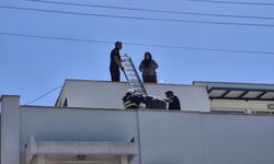 Elektrik hattı patladı, çıkan yangında 2 kişi mahsur kaldı