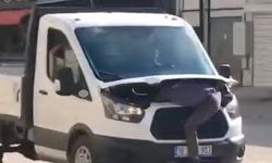 Seyir halindeki kamyonetin motorunu açıp arızayı tespit etmeye çalıştı