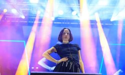 Zeynep Bastık Manisa'da sahne aldı