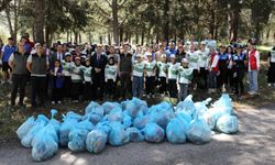 Manisa'da ormanlık alanda yüzlerce kilo çöp toplandı